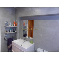 Simulation de béton dans la salle de bain et la douche. Revêtement imperméable écologique Tadelakt Supreme.