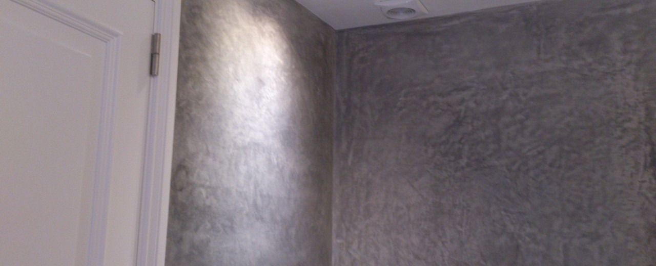 Kalkmörtel für Bäder und Duschen: Die Vorteile von Tadelakt gegenüber Fliesen und Mikrozement