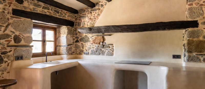 Come ristrutturare una casa antica senza perderne il carattere: la guida ai materiali naturali per il recupero edilizio