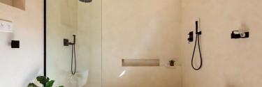 Ducha a ras de suelo: la solución accesible y elegante (sin obra pesada)
