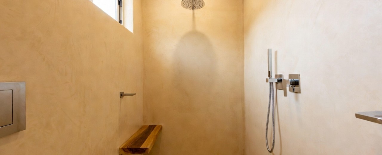 Come ristrutturare un bagno con pochi soldi senza sembrare economico: la guida al rivestimento intelligente (addio piastrelle e microcemento)