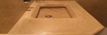 Mortero de cal fino vs Tadelakt para paredes y baños: ¿cuál es la mejor opción decorativa y duradera?